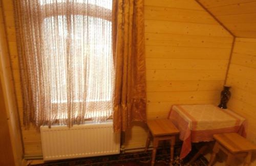 Izki Apartment | Inviting Karpatskiy Domik Izki with Breakfast & Family Perks