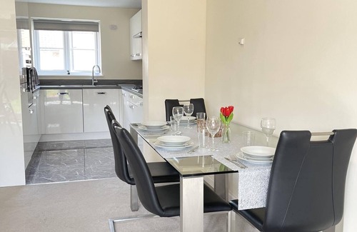 Cringleford House | Welcoming Karuna House: Breakfast Included & Family-Friendly