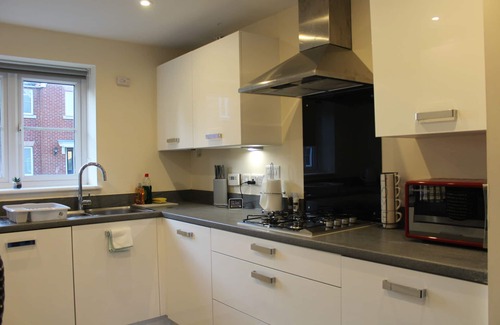 Cringleford House | Welcoming Karuna House: Breakfast Included & Family-Friendly