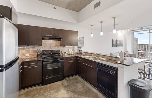 Second Street District Apartment | Experience Breathtaking Views and Pet-Friendly Comfort in Austin
