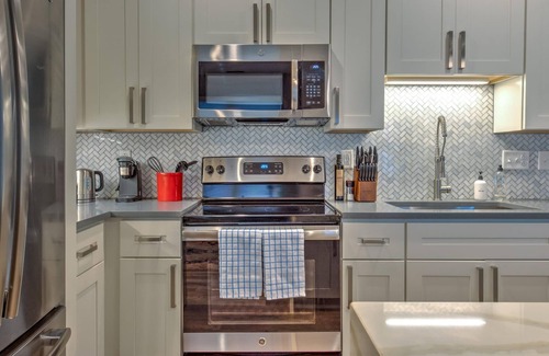 DeBaliviere Place Apartment | Stylish 1BD Kasa for Work & Play near Forest Park