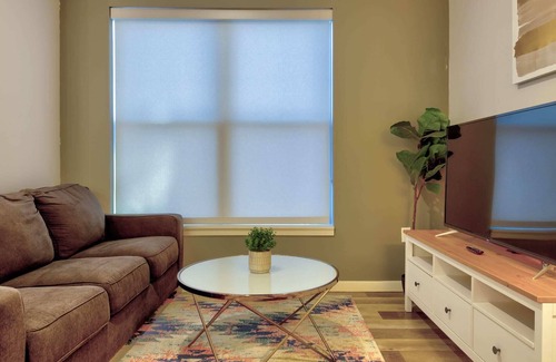 DeBaliviere Place Apartment | Explore Kasa: Modern 1BD with Gym near Forest Park