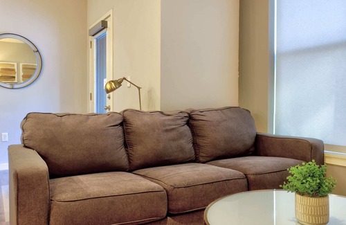 DeBaliviere Place Apartment | Explore Kasa: Modern 1BD with Gym near Forest Park