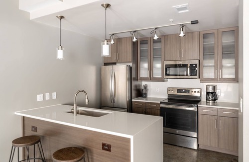 Second Street District Apartment | Stylish 1BD Retreat Near 2nd Street | Guest Rated 10/10