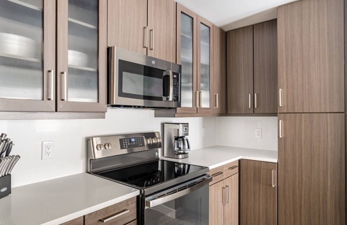 Second Street District Apartment | Stylish 1BD Retreat Near 2nd Street | Guest Rated 10/10
