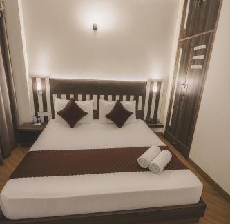 Hansot Mahal Hotel | Kasauli View Resort # Parking # lift # Garden # Restaurant # Open Terrace # On Road Location
