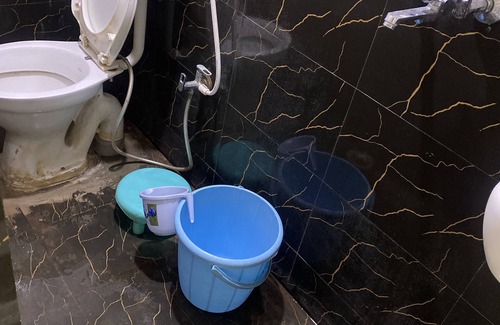 Varanasi Apartment | Family-Friendly Getaway at Kashi Comfort Inn with Hot Tub