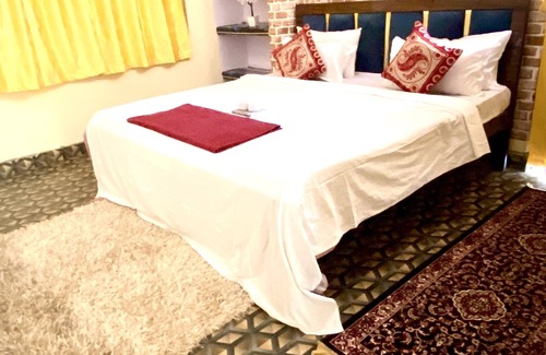Varanasi Apartment | Family-Friendly Getaway at Kashi Comfort Inn with Hot Tub