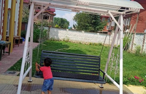 Srinagar Apartment | Discover Kashmir Paradise: Pet-Friendly Rooms Await