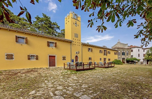 Martinski Apartment | Inviting Kastel Pineta with Pool & Spa in Sveti Martin