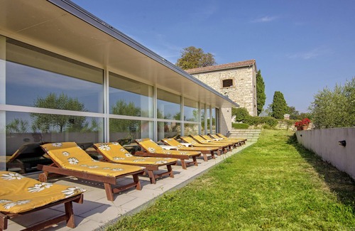 Martinski Apartment | Inviting Kastel Pineta with Pool & Spa in Sveti Martin