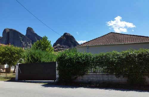 Kastraki Apartment | Pet-Friendly Kastraki House with Scenic Views Await You