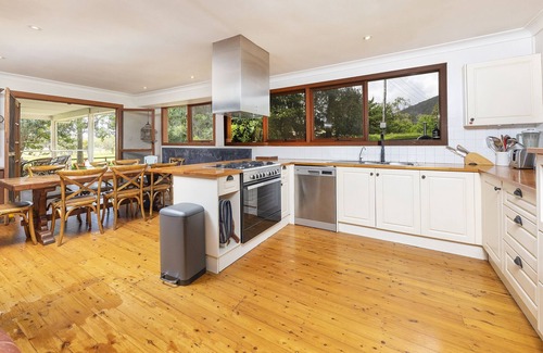Coomba Bay House | Katandra Homestead: Lakefront Getaway with High Guest Ratings