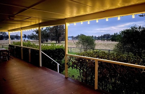 Coomba Bay House | Katandra Homestead: Lakefront Getaway with High Guest Ratings