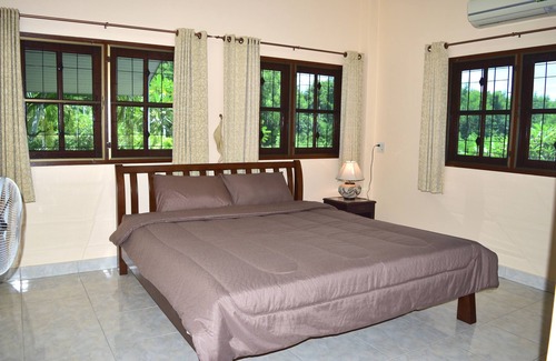 Phongprasan Hotel | Top-Rated Kate House Bangsaphan with Family-Friendly Amenities