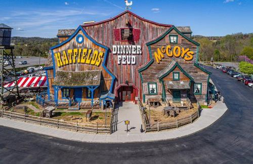 Sevierville House | Kate's Cabin: Hot Tub, Game Room & Pool Near Dollywood!
