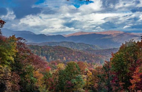 Sevierville House | Kate's Cabin: Hot Tub, Game Room & Pool Near Dollywood!