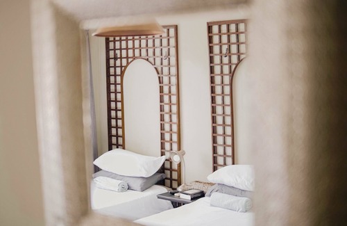 Windhoek House | Kate's Nest Guesthouse: Family-Friendly Retreat with Pool