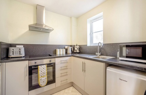North Somercotes Cottage | Family-Friendly Getaway with On-Site Fishing & Lake Views