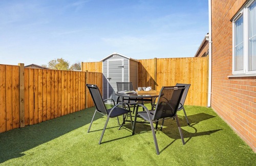 North Somercotes Cottage | Family-Friendly Getaway with On-Site Fishing & Lake Views