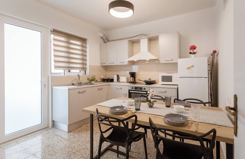 Petaloudes Apartment | Cozy Katerina Apartment: Family-Friendly with Full Kitchen