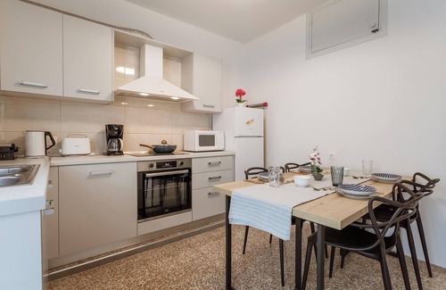 Petaloudes Apartment | Cozy Katerina Apartment: Family-Friendly with Full Kitchen