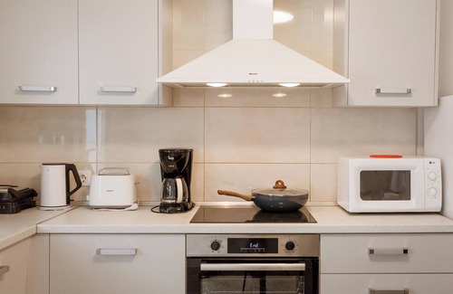 Petaloudes Apartment | Cozy Katerina Apartment: Family-Friendly with Full Kitchen