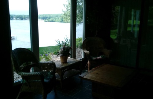 Moneta House | Kathy's Place - Breathtaking Views & Top Amenities Await