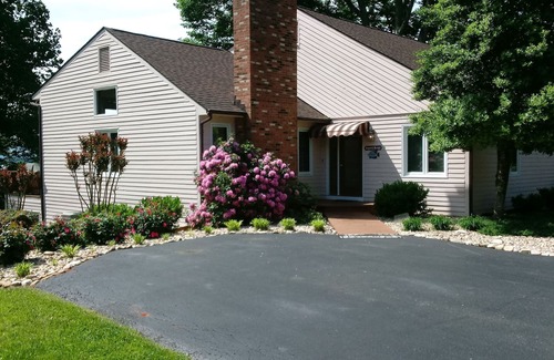 Moneta House | Kathy's Place - Breathtaking Views & Top Amenities Await