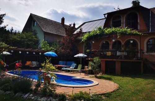 Somogyvar House | Idyllic Katica Vendégház with Pool & Ocean View in Somogyvár