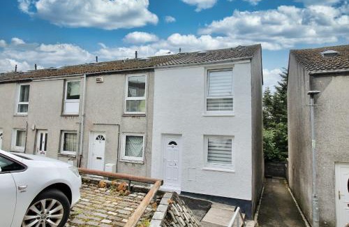 Cumbernauld Apartment | Kid-Friendly Retreat at Katie's House - Rated 9/10