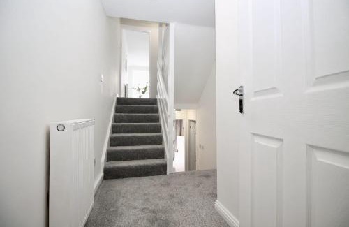 Cumbernauld Apartment | Kid-Friendly Retreat at Katie's House - Rated 9/10