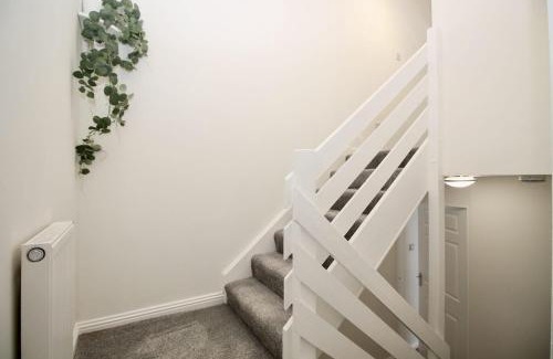 Cumbernauld Apartment | Kid-Friendly Retreat at Katie's House - Rated 9/10