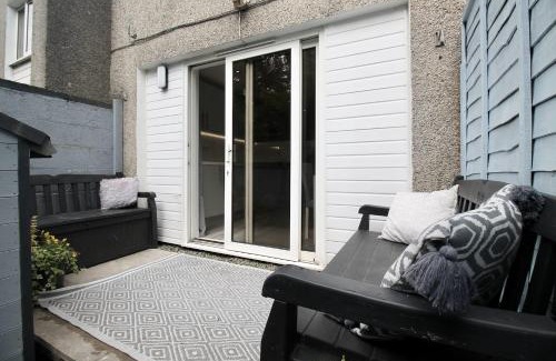Cumbernauld Apartment | Kid-Friendly Retreat at Katie's House - Rated 9/10