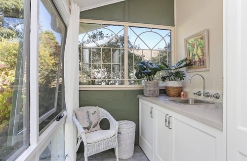 Katoomba House | Relax at Katoomba Green Gables - 9.8 Rated Spa Retreat