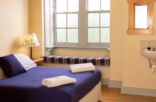 Katoomba House | Relaxing Katoomba Mountain Lodge with Spa & Breakfast Included