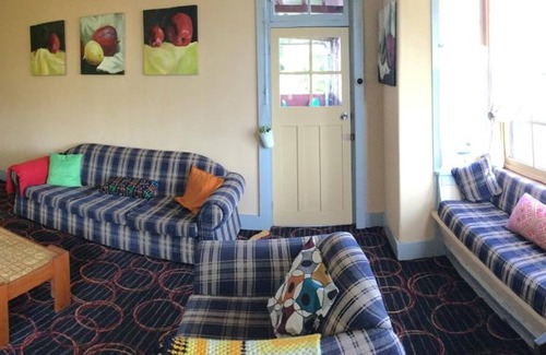 Katoomba House | Relaxing Katoomba Mountain Lodge with Spa & Breakfast Included