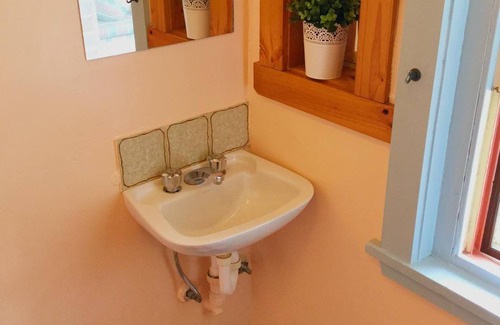 Katoomba House | Relaxing Katoomba Mountain Lodge with Spa & Breakfast Included
