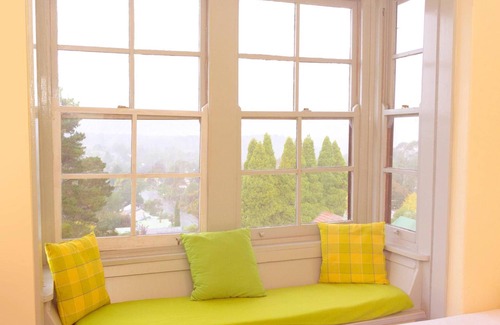 Katoomba House | Relaxing Katoomba Mountain Lodge with Spa & Breakfast Included