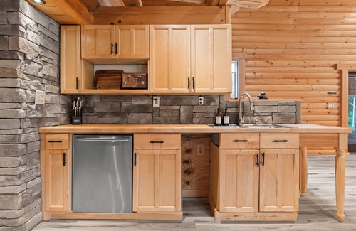Bloomville House | Experience Katskill Mountain Lodge: Hot Tub, Gym & Games