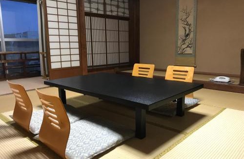 Tsubata Hotel | Inviting Katsuzakikan: Family-Friendly with Hot Tub Relaxation
