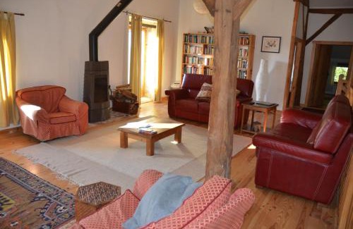 Saint-Aulaye-Puymangou House | Experience Katy's Barn: Pet-Friendly Oceanfront Retreat