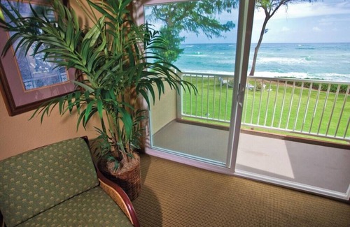 Wailua Resort | Oceanfront Kauai Studio with Pool, Spa & Free WiFi