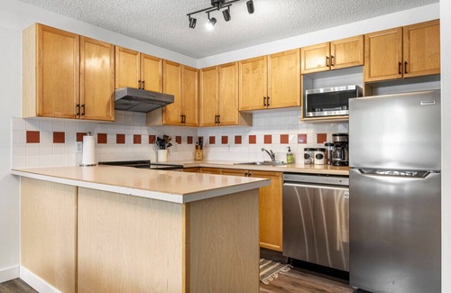 East Kootenay Apartment | Indulge in Kauhoolio: Pool, Hot Tub & Spa Amenities Await