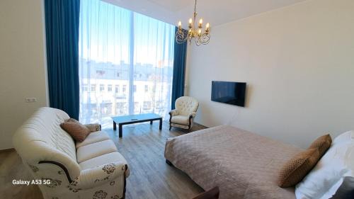 Liberty Avenue Apartment | Family-Friendly Getaway at KaunasInn LA - Rated 9/10