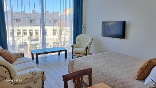 Liberty Avenue Apartment | Family-Friendly Getaway at KaunasInn LA - Rated 9/10