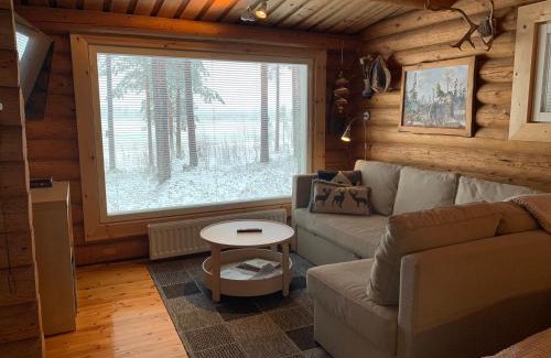 Akaslompolo Apartment | Beautiful Kaupinmaja Log Cabin with Lake and Fell Views
