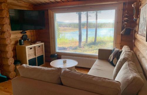Akaslompolo Apartment | Beautiful Kaupinmaja Log Cabin with Lake and Fell Views