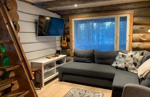 Akaslompolo Apartment | Discover Kaupinpirtti: Pet-Friendly Log Cabin with Scenic Views