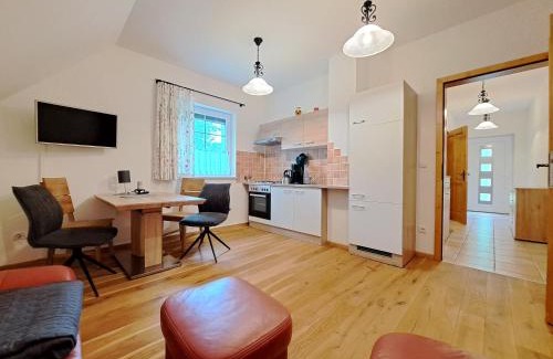 Fotschach Apartment | Pet-Friendly Kauschlerhof: Relax by the Pool & Ocean